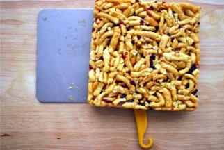 底部用刮刀分离即可。