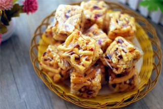 用保鲜膜分别包裹每一块沙琪玛，保质期3天。