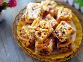 用保鲜膜分别包裹每一块沙琪玛，保质期3天。