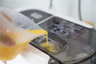 选择自动出面模式，再将蛋黄清水液加至在面条机里。