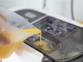 选择自动出面模式，再将蛋黄清水液加至在面条机里。