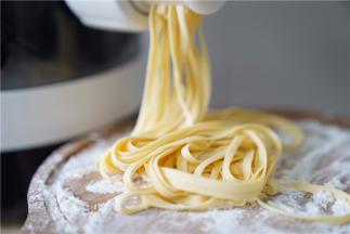 数分钟后，蛋黄面就通过面头挤压出来。