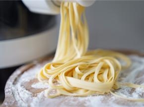 数分钟后，蛋黄面就通过面头挤压出来。