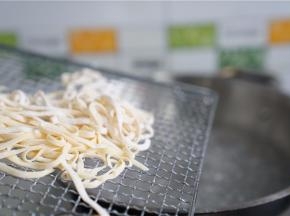 锅里加水煮开，将压制好的面条入锅。