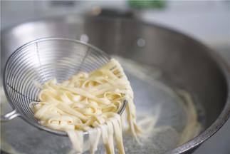 煮面条的水量要多一点，这样子更利于煮制出Q滑的面条。将煮好的面条出锅。