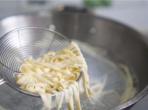 煮面条的水量要多一点，这样子更利于煮制出Q滑的面条。将煮好的面条出锅。