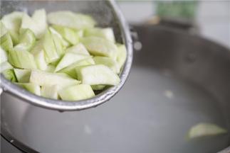 原汤里再烫入丝瓜。