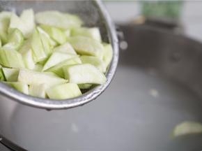 原汤里再烫入丝瓜。