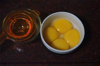 将蛋白蛋黄分离备用。