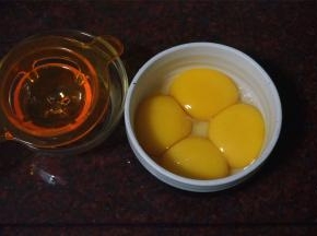 将蛋白蛋黄分离备用。