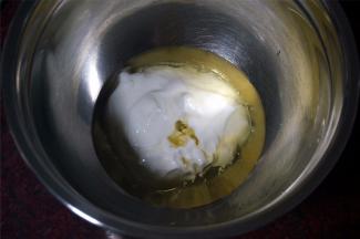 100克自制无糖浓酸奶加入38克玉米油，拌均匀。