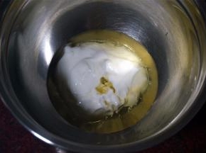 100克自制无糖浓酸奶加入38克玉米油，拌均匀。