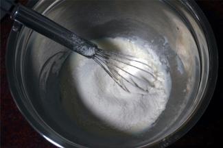 筛入70克低筋粉，按照Z型搅拌，将其拌均匀。