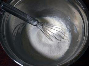 筛入70克低筋粉，按照Z型搅拌，将其拌均匀。