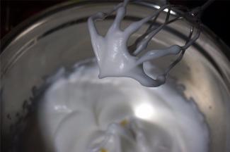 4个蛋白，分3次加入60克细砂糖，打发至硬性发泡状态。