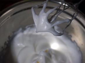 4个蛋白，分3次加入60克细砂糖，打发至硬性发泡状态。