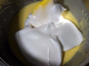 将蛋白糊分次与蛋黄糊混合，切拌成顺滑的蛋糕糊。