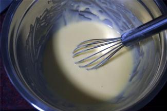 做好的酸奶蛋黄糊放置一旁备用。