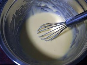 做好的酸奶蛋黄糊放置一旁备用。