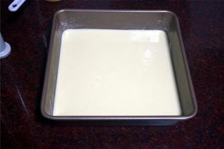 8寸不粘的正方形固底模具底部刷上一层烤盘油，然后倒入一般的蛋糕糊，放入预热好的烤箱中层，上下火180度，烤5分钟。