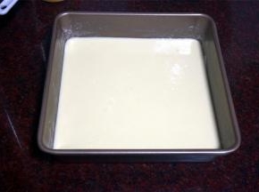 8寸不粘的正方形固底模具底部刷上一层烤盘油，然后倒入一般的蛋糕糊，放入预热好的烤箱中层，上下火180度，烤5分钟。