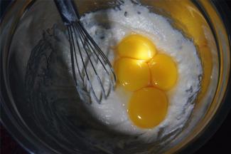 将蛋黄加入到面糊中，拌均匀。
