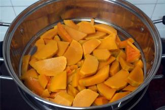 南瓜去皮去籽后大火蒸15分钟。