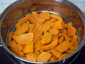 南瓜去皮去籽后大火蒸15分钟。