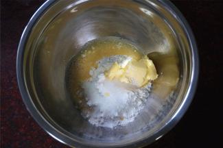 将制作派皮的食材（低筋粉100克、黄油40克、细砂糖10克、全蛋液33克）揉合。