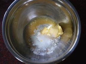 将制作派皮的食材（低筋粉100克、黄油40克、细砂糖10克、全蛋液33克）揉合。
