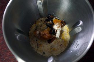 将所有馅料食材放入破壁机，搅打1分钟。