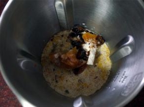 将所有馅料食材放入破壁机，搅打1分钟。