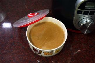 倒出馅料，放冰箱冷藏半小时备用。用冷藏的馅料的空隙，制作派皮。