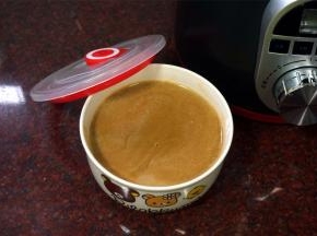 倒出馅料，放冰箱冷藏半小时备用。用冷藏的馅料的空隙，制作派皮。