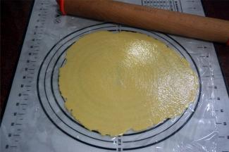 接着用擀面杖将面团擀成3毫米厚的圆片，尽量擀圆。