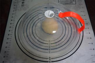 盖上盖子，静置松弛15分钟。