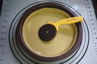 用轮刀切整齐边缘。