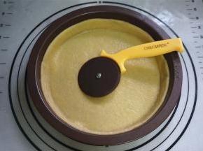 用轮刀切整齐边缘。