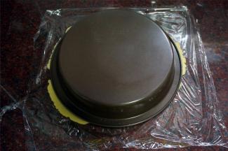 撕开硅胶垫，然后将派盘倒扣在面片上，反转。