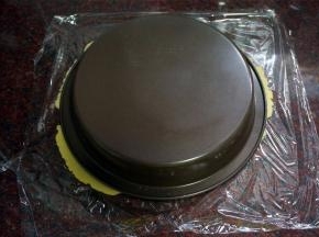 撕开硅胶垫，然后将派盘倒扣在面片上，反转。