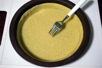 用叉子在派皮上叉出小孔防止烘烤时臌胀。