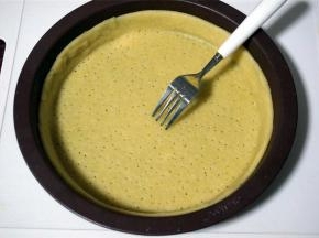 用叉子在派皮上叉出小孔防止烘烤时臌胀。