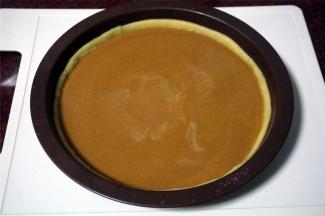 将馅料过滤到派皮上，放入烤箱中层，上下火200度烤15分钟后转上下火175度烤25分钟直至馅料凝固即可。