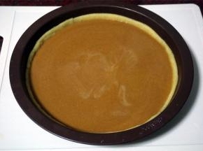 将馅料过滤到派皮上，放入烤箱中层，上下火200度烤15分钟后转上下火175度烤25分钟直至馅料凝固即可。