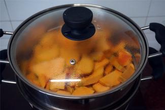 南瓜去皮去籽切片，大火蒸熟。