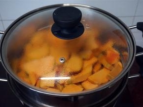 南瓜去皮去籽切片，大火蒸熟。