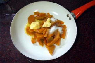 称量300克熟南瓜，45克细砂糖，45克黄油，同放入不粘锅中炒馅。