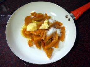 称量300克熟南瓜，45克细砂糖，45克黄油，同放入不粘锅中炒馅。