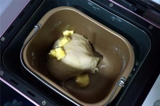 程序结束后，放入25克黄油，再次启动揉面程序，20分钟。