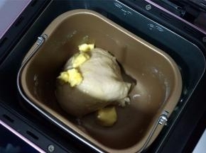 程序结束后，放入25克黄油，再次启动揉面程序，20分钟。